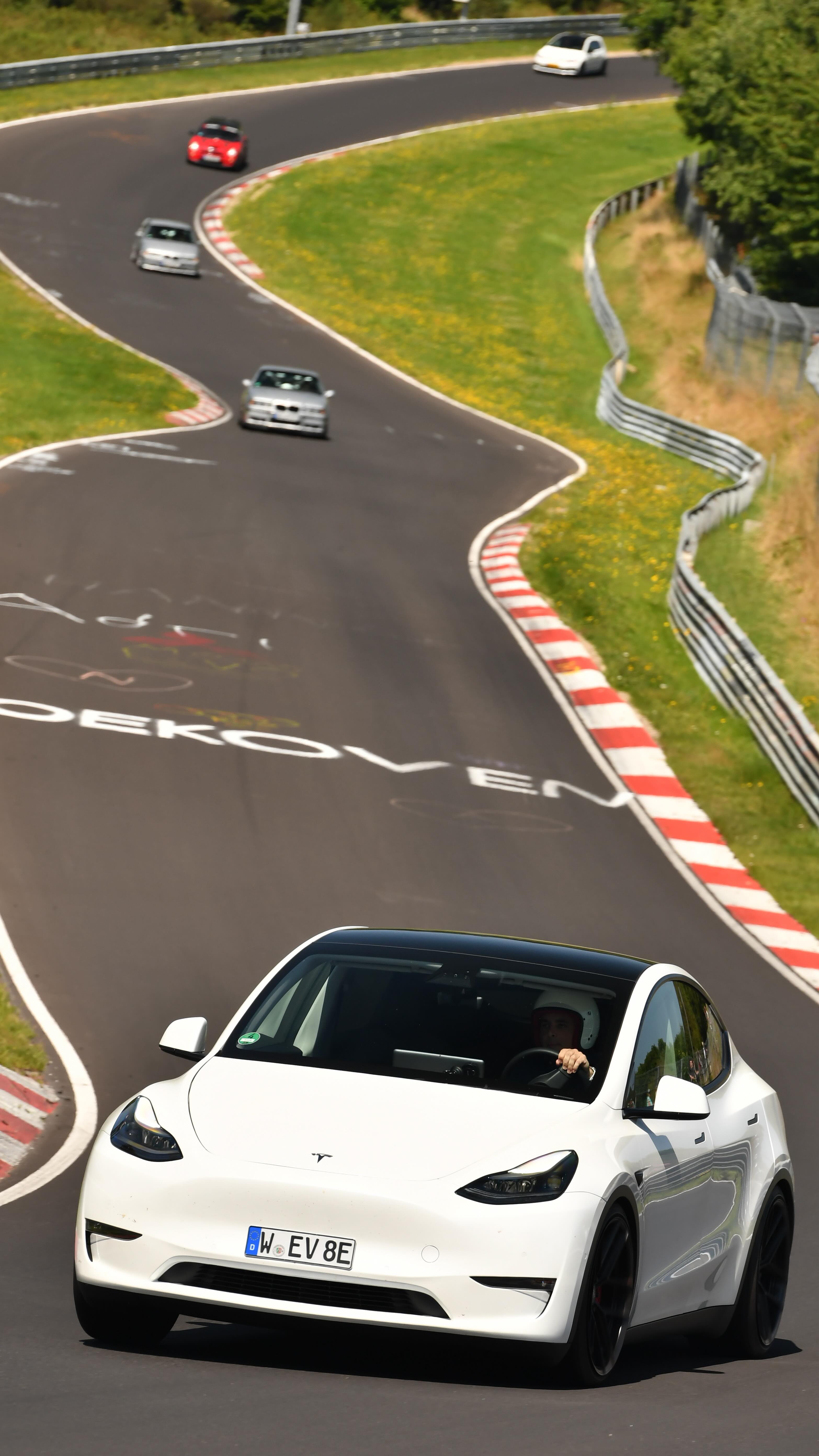 Was macht den Tesla Track Mode so cool? 🤩 Er ist GOLD wert und ermöglicht schnelles und vor allem leidenschaftliches Fahren auch im Elektroauto auf der Rennstrecke! 😍
#Tesla #Elektroauto #Nordschleife