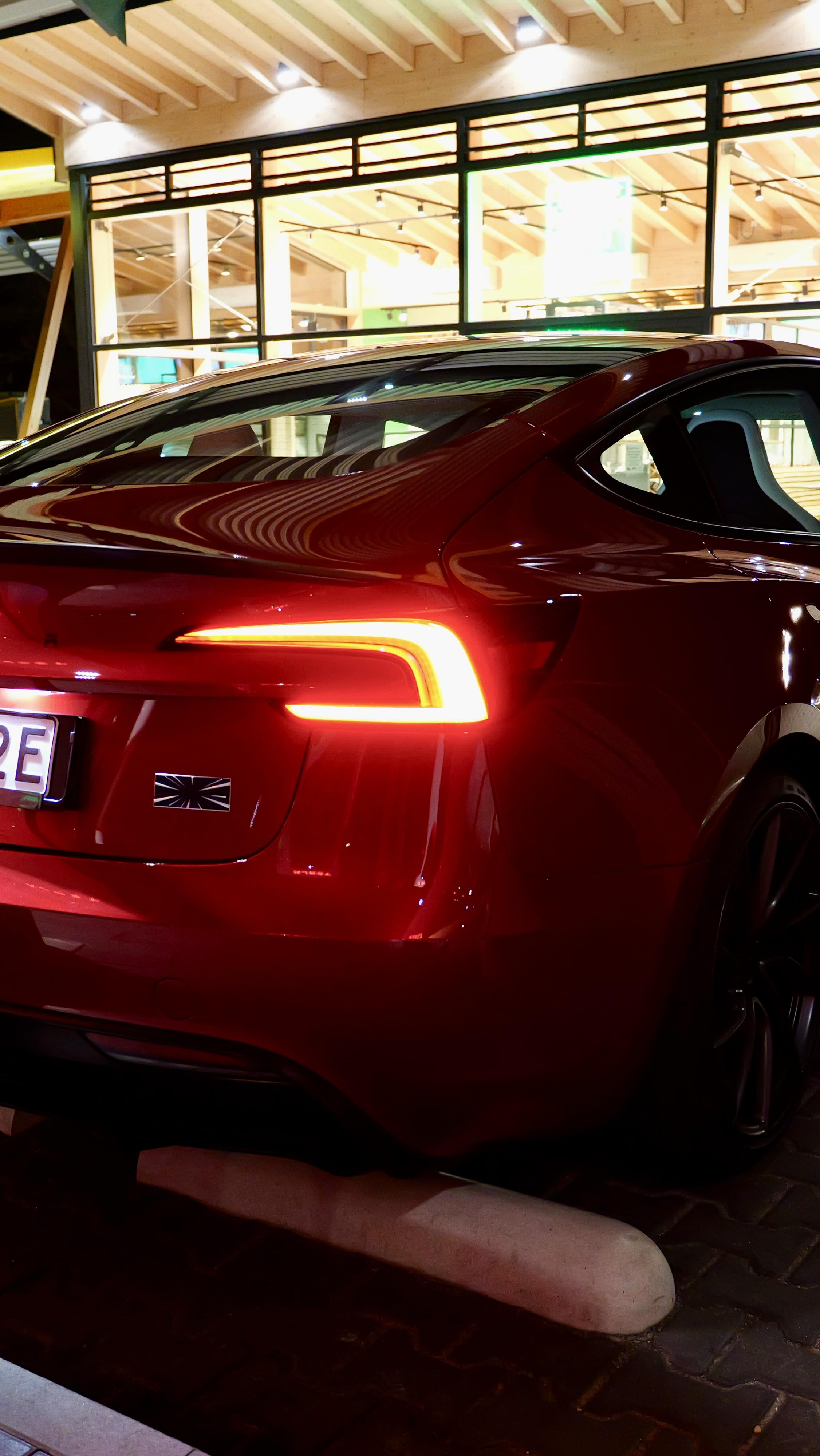 KI ist nicht perfekt! Aber wie viele Leben wird autonomes Fahren pro Jahr retten?
#FSD #Tesla #RoboTaxi