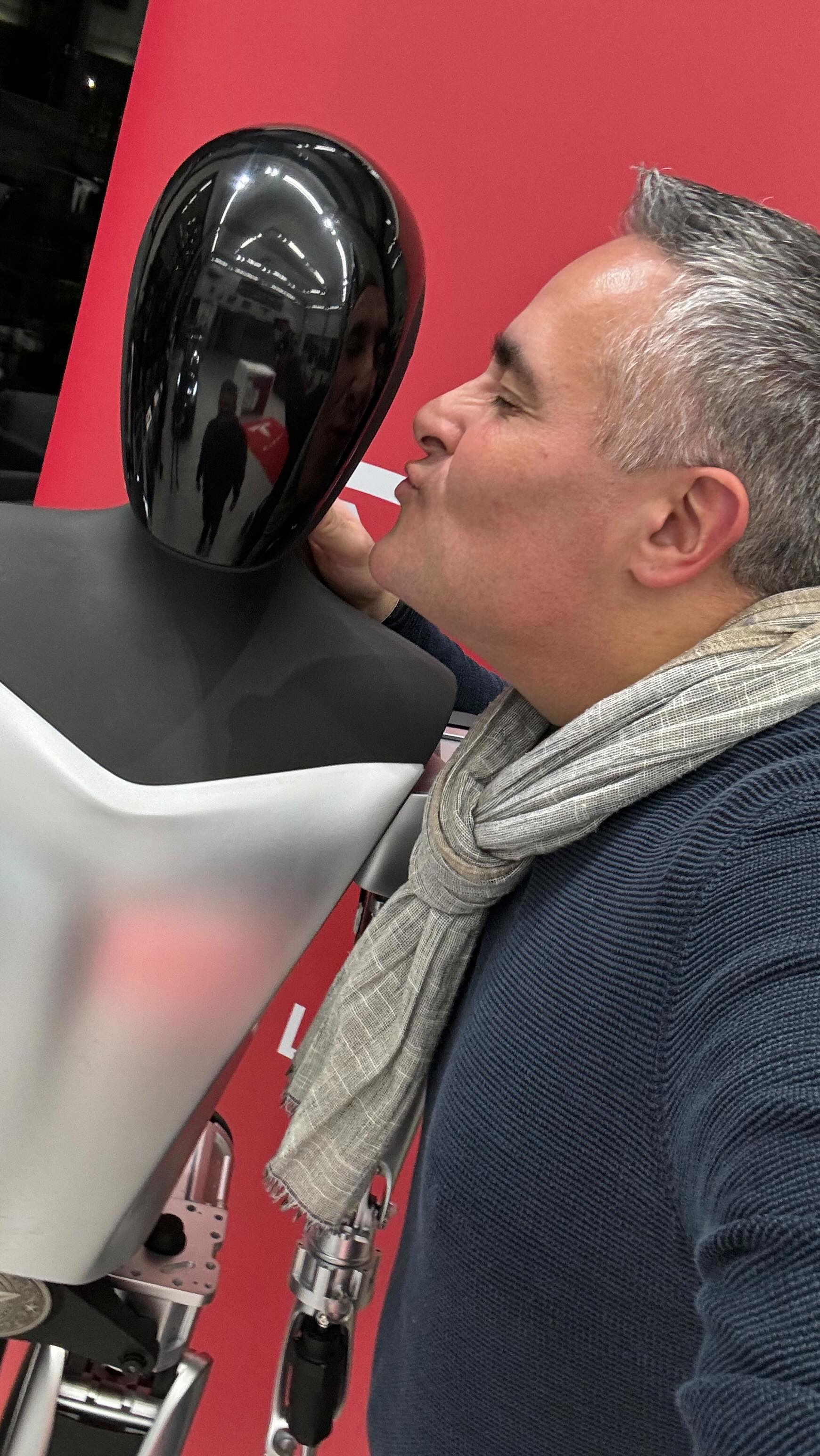 Tesla Optimus Roboter kann ja gar nichts! 🥵 

#Tesla #Optimus #roboter #strombock