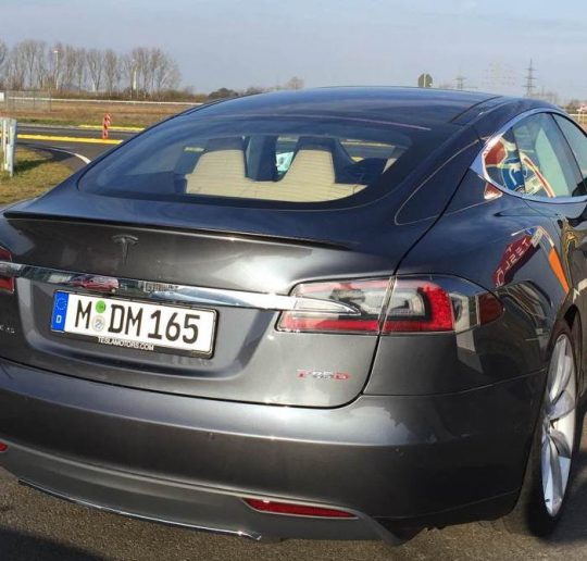 tesla_model-s_p85d_grau_aldenhoven