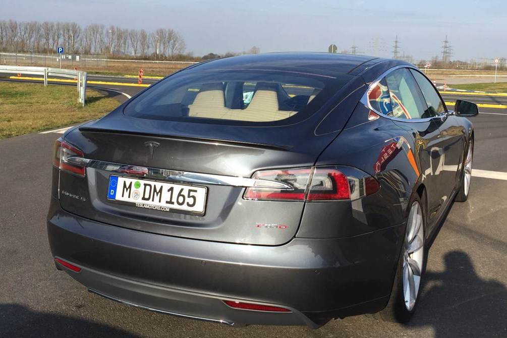 tesla_model-s_p85d_grau_aldenhoven