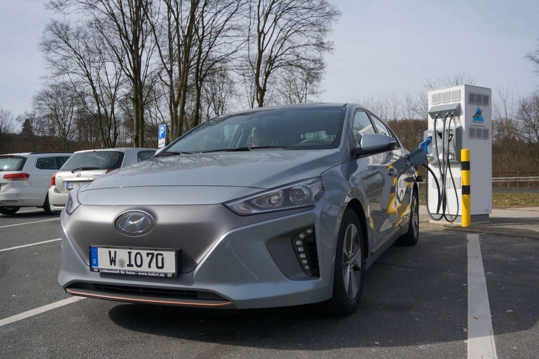 Hyundai_Ioniq_Electric_vorne_TripleCharger
