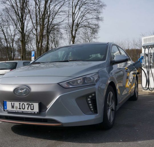 Hyundai_Ioniq_Electric_vorne_TripleCharger