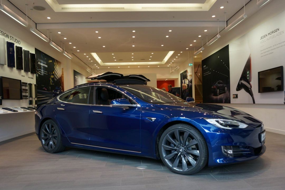 Tesla_Model_S_blau_Store