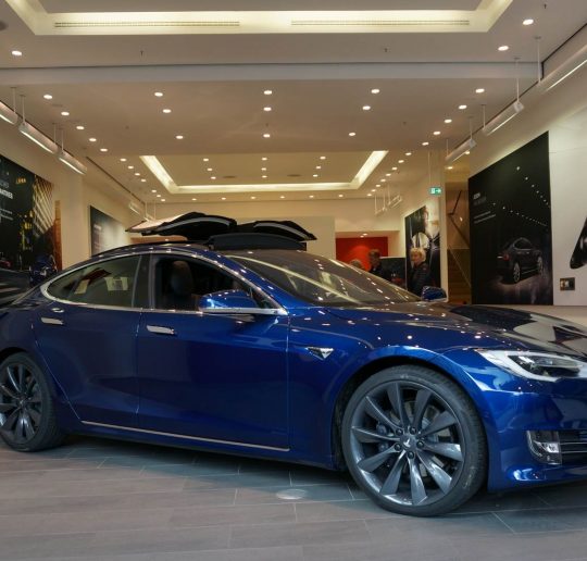 Tesla_Model_S_blau_Store