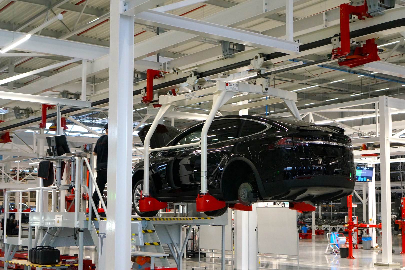 Tesla_Tilburg_Factory_Tour_Montage_Model_X_schwarz