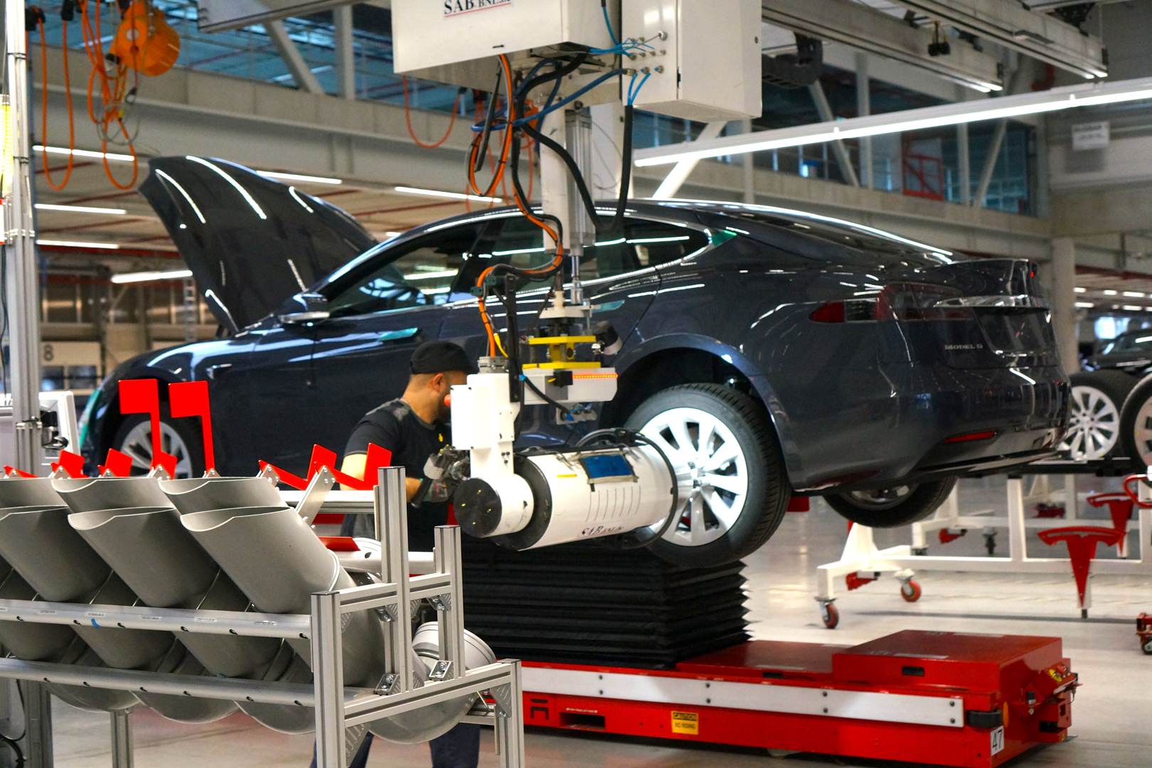 Tesla_Tilburg_Factory_Tour_Montage_Rad