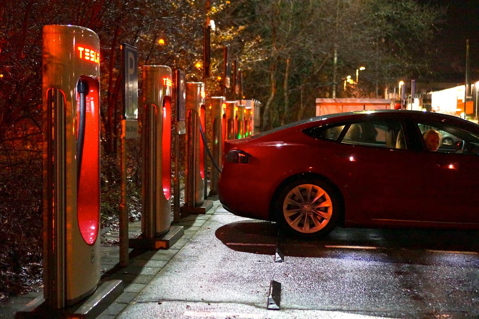 Tesla_Model_S_Neo_rot_Seite_Supercharger
