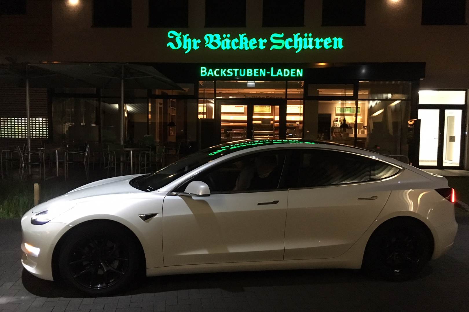 Tesla Model 3 Ladepark Kreuz Hilden
