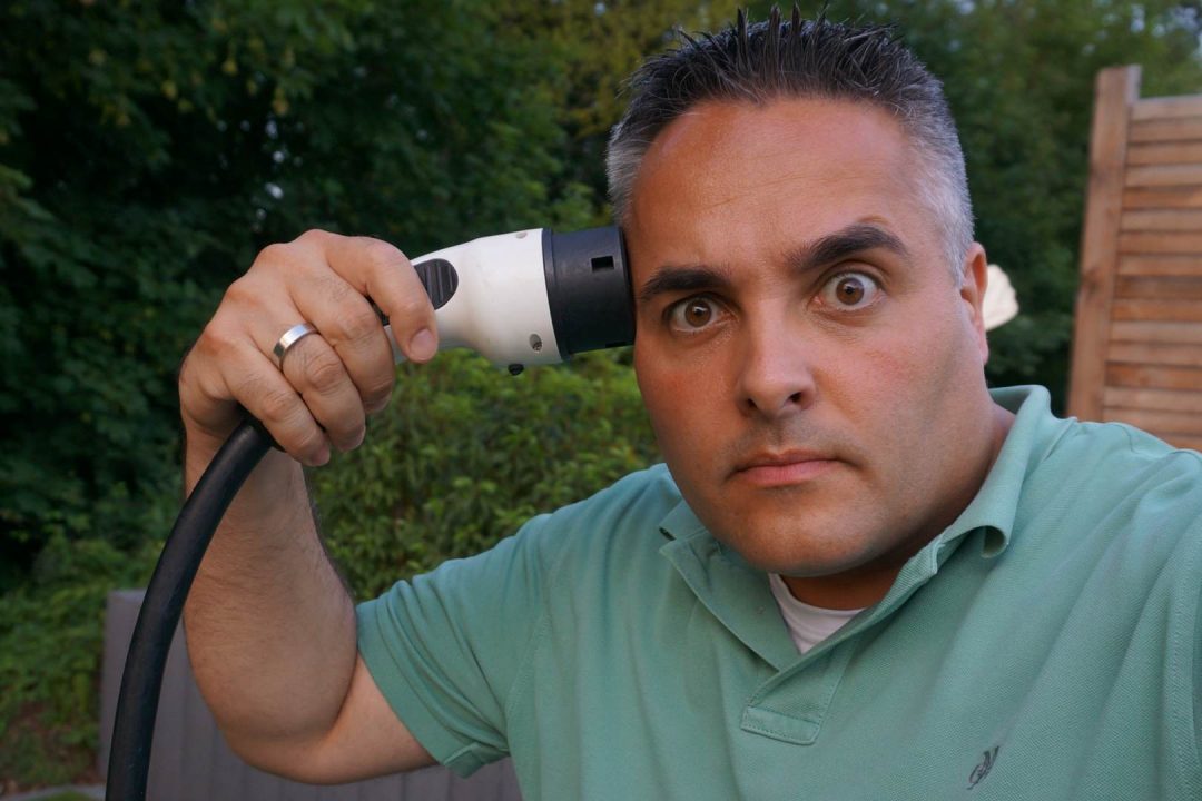 Elektroauto kabellos laden -ist der Stecker tot?