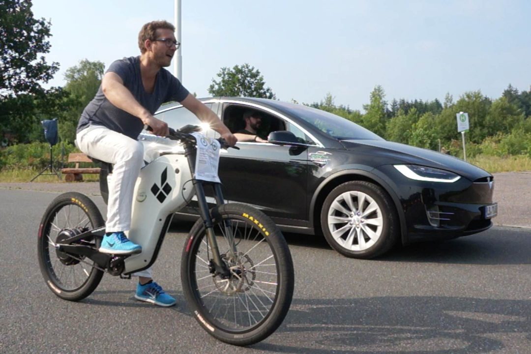Titelbild Grünstrom Event - Drag Race eBike vs. Tesla Model X