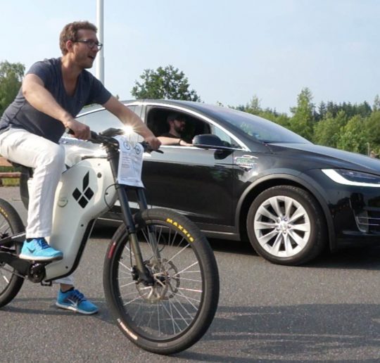 Titelbild Grünstrom Event - Drag Race eBike vs. Tesla Model X