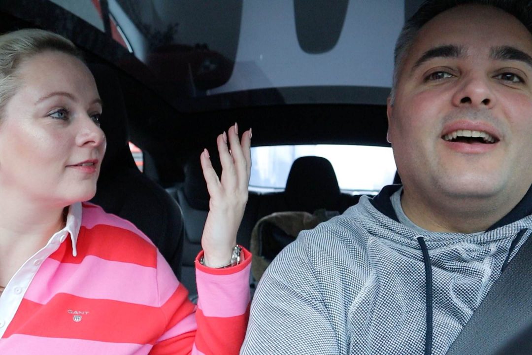 Pipi im Tesla mit Notfall Toilette