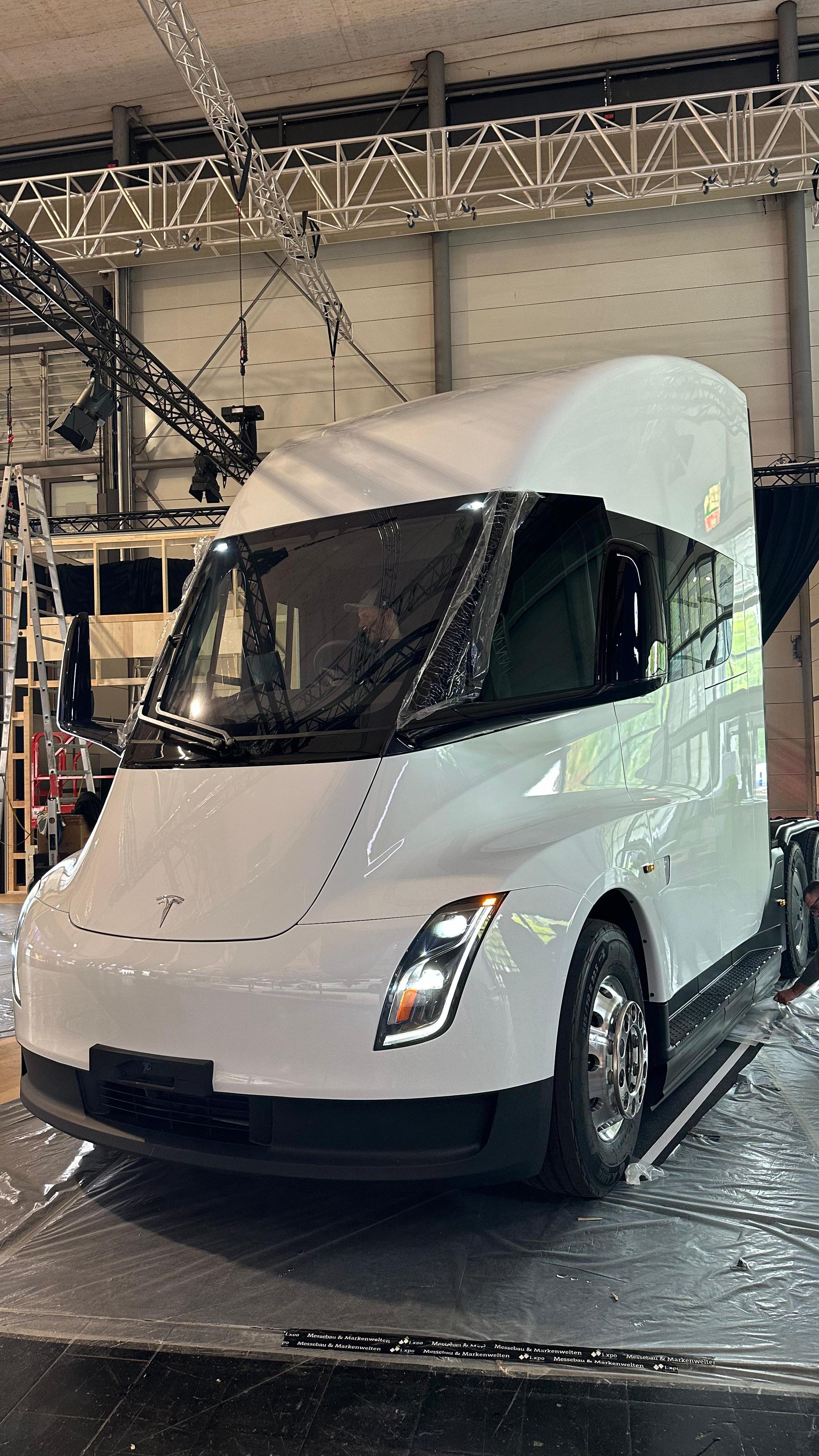 LKW Herstellern bleibt nicht viel Zeit! 

#Tesla #Semi #LKW
