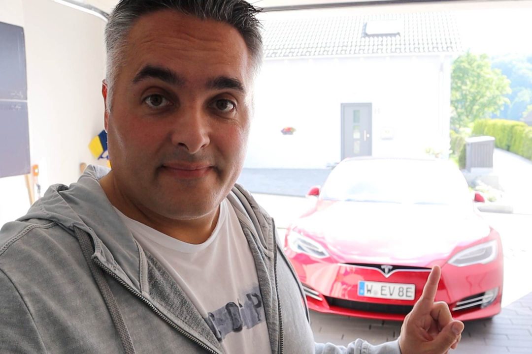 Tesla wieder ganz