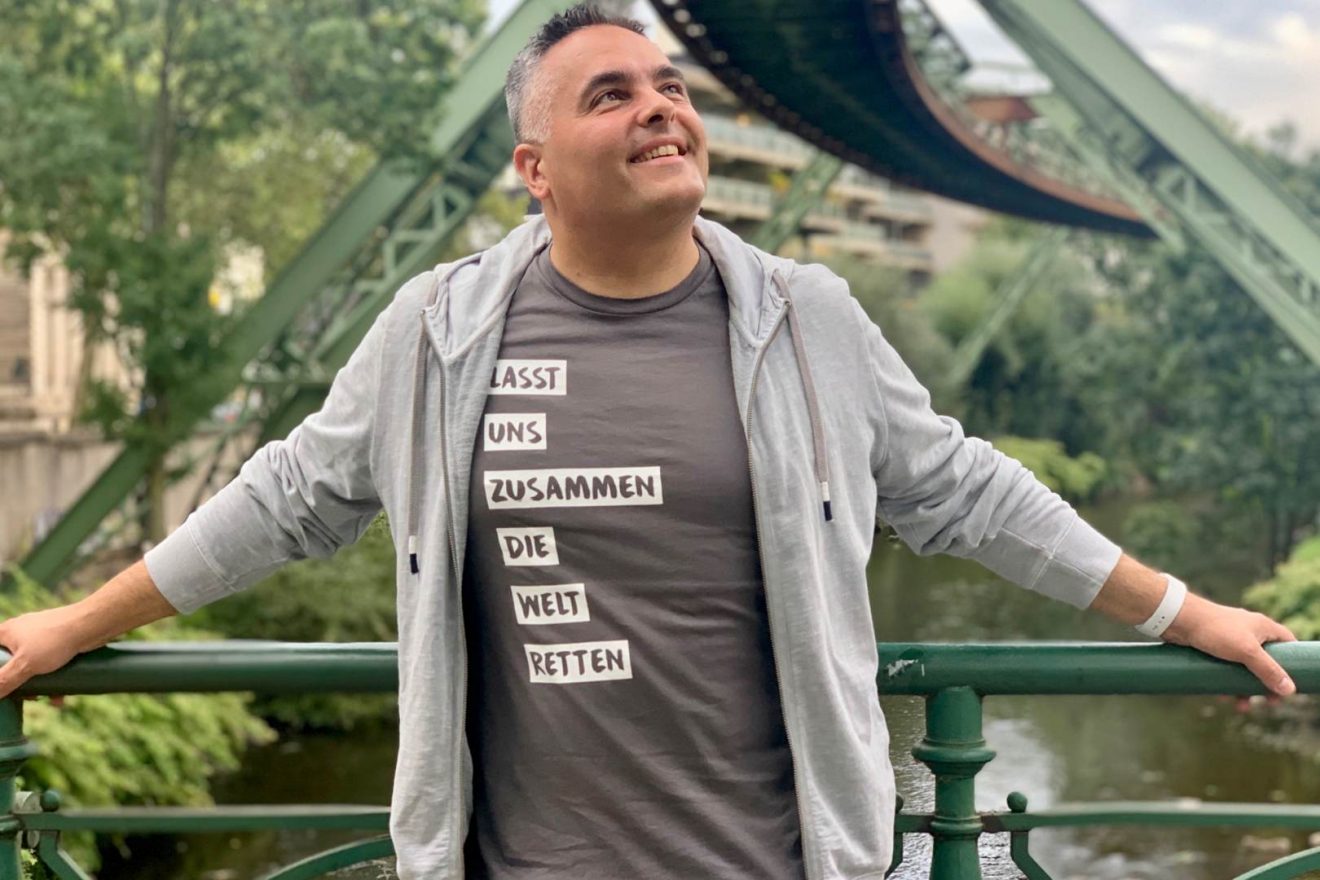 Nino DANZEI T-Shirt Elektrum Lasst uns zusammen die Welt retten grau Schwebebahn