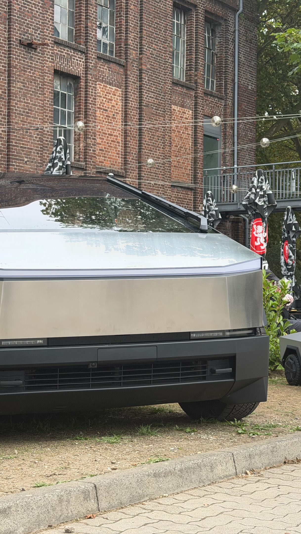Willst du den Telsa Cybertruck in Europa sehen? 🙏 

#Tesla #Cybertruck #Strombock #TFF @tffev