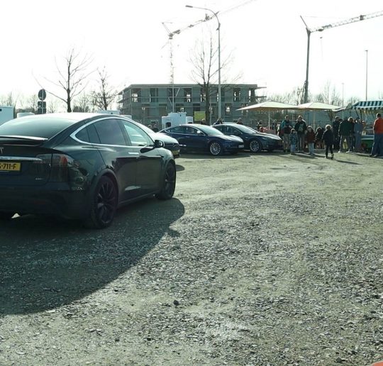 Seed & Greet Tesla Supercharger Ladepark wird überrannt