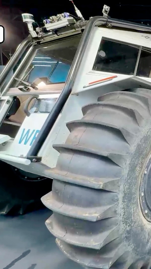 Eine Expertin des DLR erklärt, wie solche verrückten Krisenfahrzeuge in Notfällen und bei unwägsamem Gelände eingesetzt werden! #DLR #Automatisierung #Fernsteuerung #Fahrzeuge #Mobilität