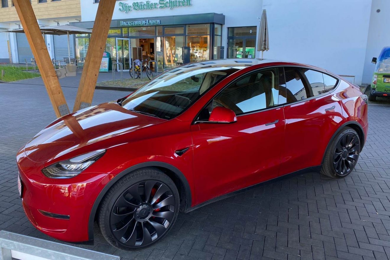 Tesla Model Y Performance rot Probefahrt hinten Ladepark Kreuz Hilden