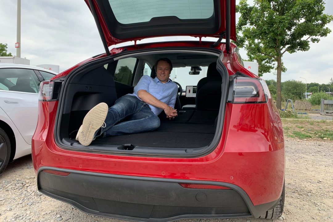 Tesla Model Y Performance rot Probefahrt hinten Ladepark Kreuz Hilden Roland Schueren Kofferraum