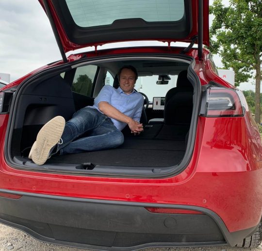 Tesla Model Y Performance rot Probefahrt hinten Ladepark Kreuz Hilden Roland Schueren Kofferraum