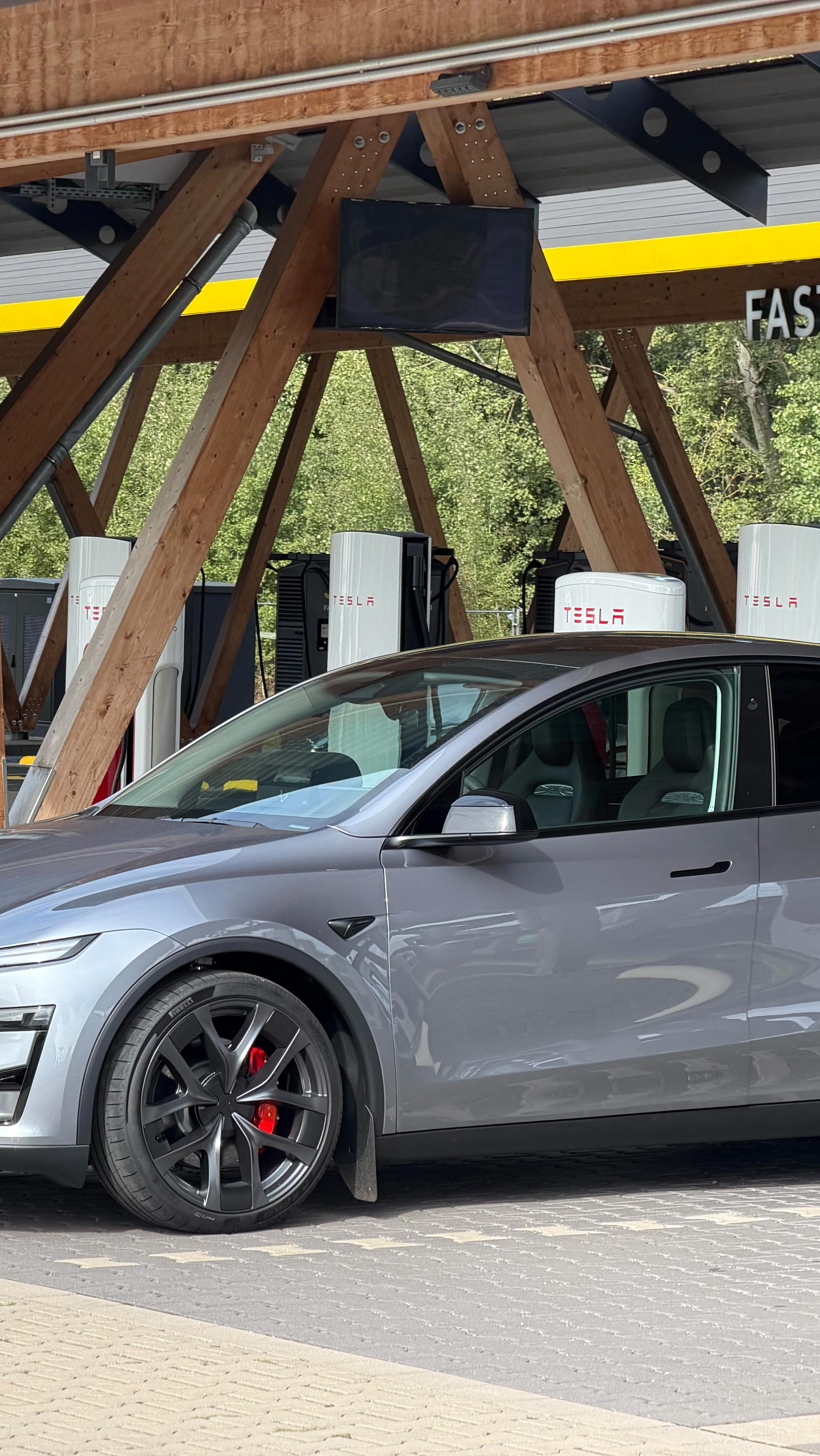 Tesla FSD Supervised fährt besser als du! 🤩 Die Fahrassistenzsysteme von Tesla reduzieren Unfälle statistisch signifikant. Das bedeutet weniger Risiko im Straßenverkehr.

#Tesla #FSD #Elektroauto