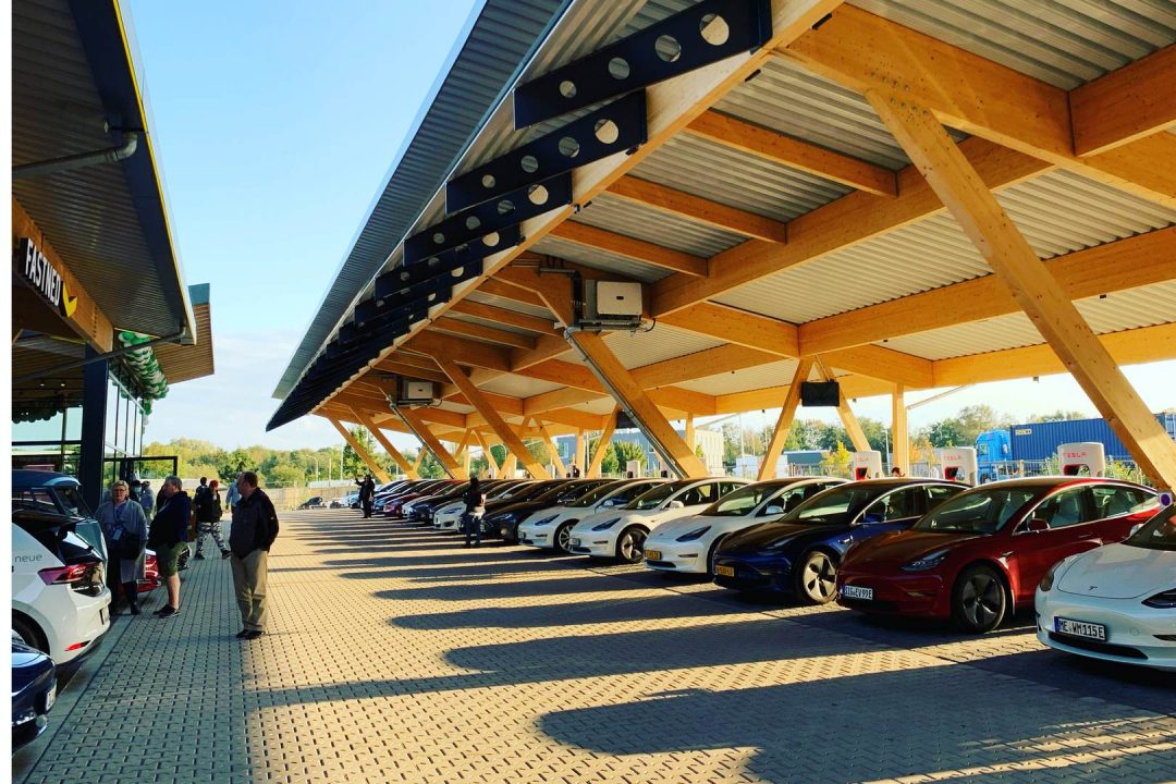 Seed and Greet Einweihung Ladepark Kreuz Hilden Tesla Fastned Tesvolt Voltego Roland Schüren