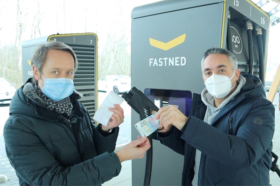 Seed and Greet Ladepark Hilden Tesla Supercharger Fastned HPC Bargeld Bezahlung