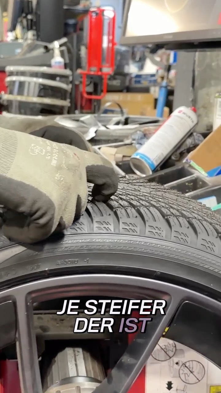 Steifere Winterreifen bedeuten präzisere Messungen. Weiche Profilblöcke sind hier nicht der Fall. Feste Blöcke führen zu besserer Performance, da sich der Reifen beim Messen nicht wegdrückt. 
@jp_reifen_rottbitze 

#Winterreifen #Reifenperformance #Autotechnik #Fahrzeugwartung #Präzisionsmessung #Autotipps #Autoreparatur