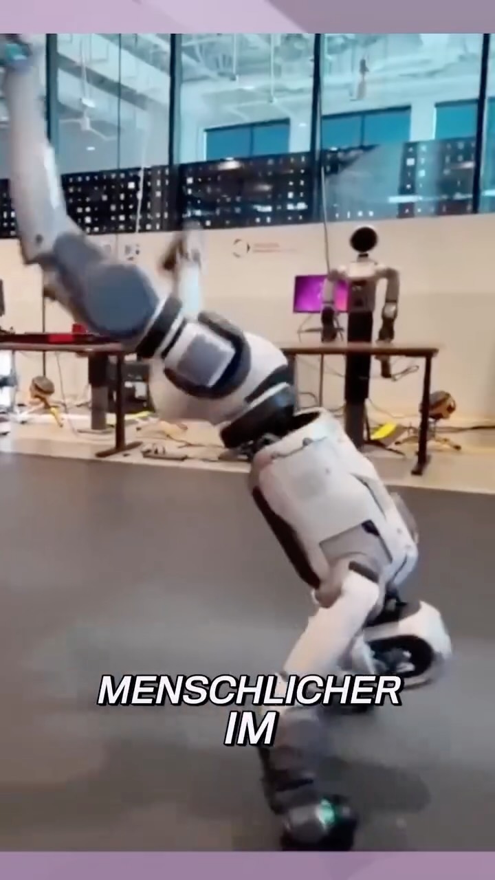 Boston Dynamics beweist seit Jahren, dass humanoide Roboter stabil und akrobatisch sein können. Mit dem neuen, schlankeren Atlas-Modell erreichen sie ein neues Level. So beeindruckend das auch bis heute ist, gibt es mittlerweile viele Firmen, vor allem aus China, die solche Produkte zeigen. Was allen bis heute fehlt: Echt nützliche KI Funktionen, die sie ohne Programmierung sinnvolle Dinge erledigen lassen können.
#Roboter #BostonDynamics #KI