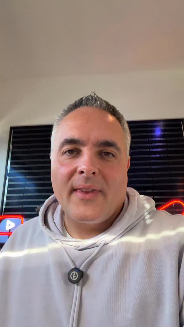 Schick das jemandem, der gerade ein neues Auto plant!  Du willst dir demnächst ein neues Auto holen? Die frischen Januar-Zahlen 2026 aus Europa hauen dich um!  EU: Knapp 800.000 Neuwagen zugelassen – 3,9 % weniger als im Vorjahr. 
Pure E-Autos explodieren um 24 % auf 154.000 Stück! Fast jeder fünfte Neuwagen ist jetzt elektrisch – Marktanteil von 14,9 % auf 19,3 %. Verbrenner bluten aus: Benzin -28 %, Diesel -22 %, zusammen nur noch 30 % Anteil.
Hybride dominieren mit 38,6 % – klare Nummer 1! Plug-in-Hybride legen nochmal 29 % zu.  Italien +6 %, UK +3,4 %, Spanien leicht plus – nur Deutschland und Frankreich leicht runter, aber E-Autos dort trotzdem stark im Plus.  Wer jetzt kauft, setzt besser auf Hybrid oder Elektro. Reine Verbrenner sind out!  #Elektroauto #EAuto #Hybrid #Neuzulassungen #Autmarkt2026 Elektromobilität