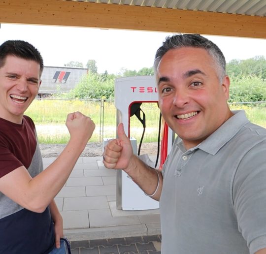 Seed and Greet Ladepark Kreuz Hilden Elektroauto Tesla Fastned