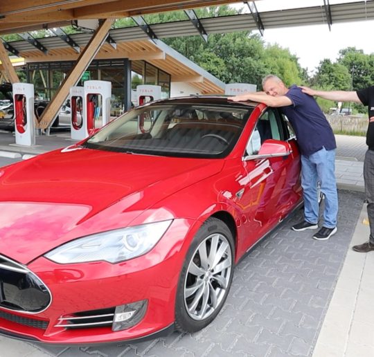 Carsten Fischer Timo Schadt Tesla Model S 2013 kaufen Kosten Reparatur Wartung TEmagazin Innovator Interview Elektroauto