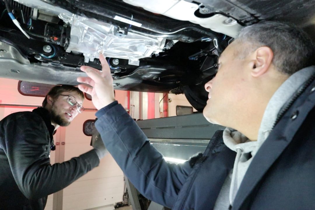 Tesla Model Y Performance Achsvermessung JP Reifen Bad Honnef Giga4 Shanghai Qualität Luftfahrwerk