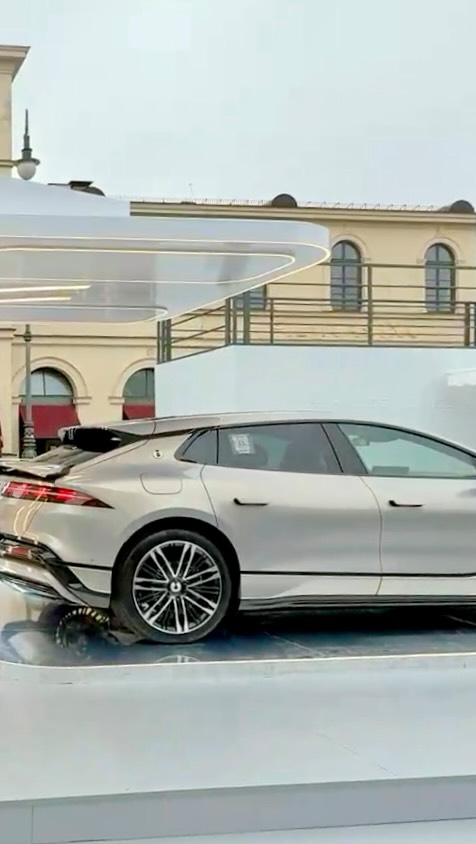 Stell dir vor, dein Auto fährt komplett autonom. Keine Staus, keine Parkplatzsuche. Einfach entspannt zurücklehnen und reisen. Erleben wir das noch? Definitiv! 
@verenaullrich 

#AutonomesFahren #ZukunftDerMobilität #SelbstfahrendesAuto #Innovation #Technologie #ReisenDerZukunft