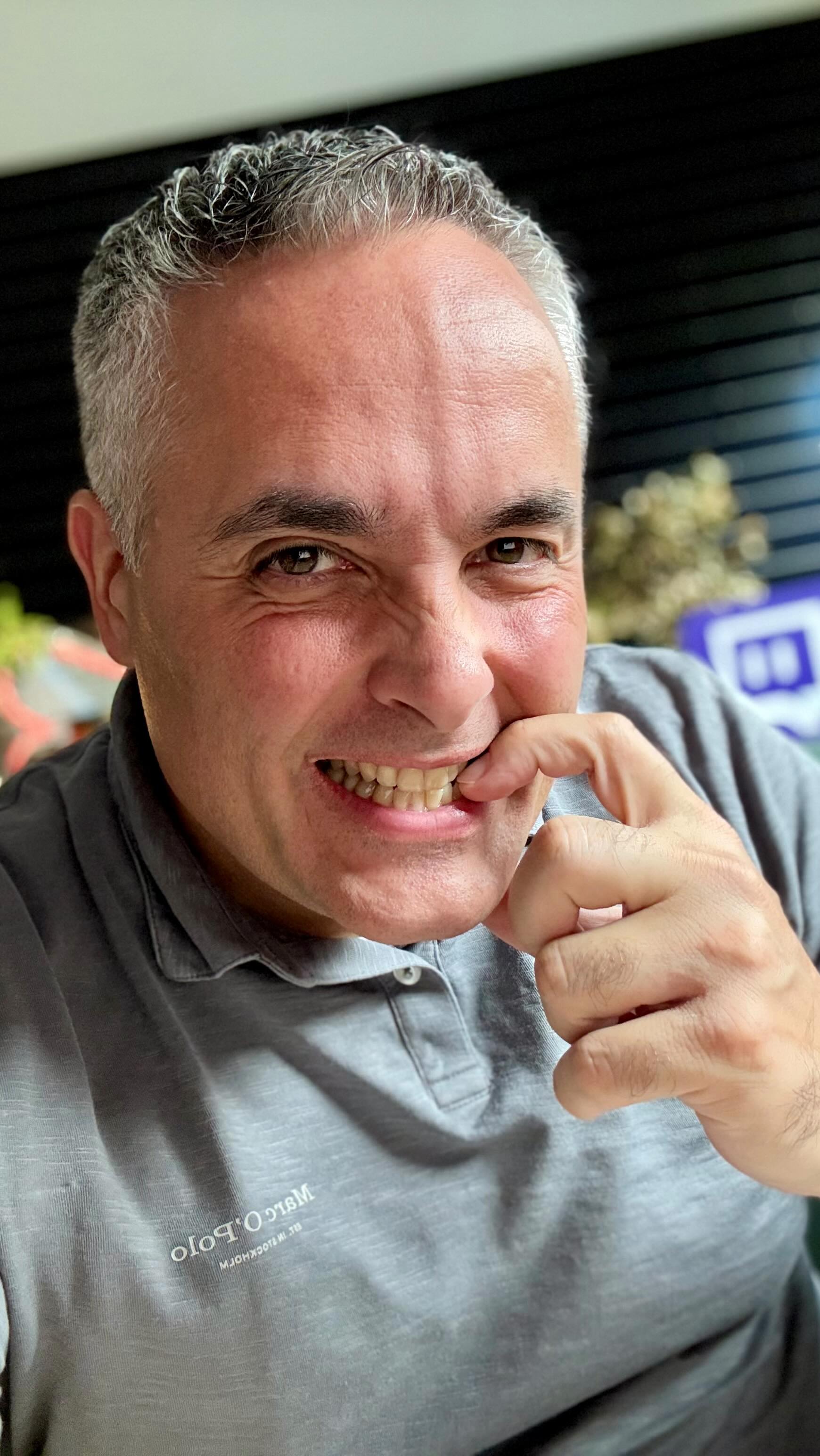 Ein junger Fahrer überrascht auf der Rennstrecke – trotz suboptimaler Linie! 🔥 Der Spaß am Hinterherfahren war riesig. Nach dem Rennen gab's ein nettes Gespräch. Manchmal liegt's eben am Auto! 😉 #Rennstrecke #Motorsport #Carlove #Adrenalin #Trackday #Rennfahrer #Auto #Speed