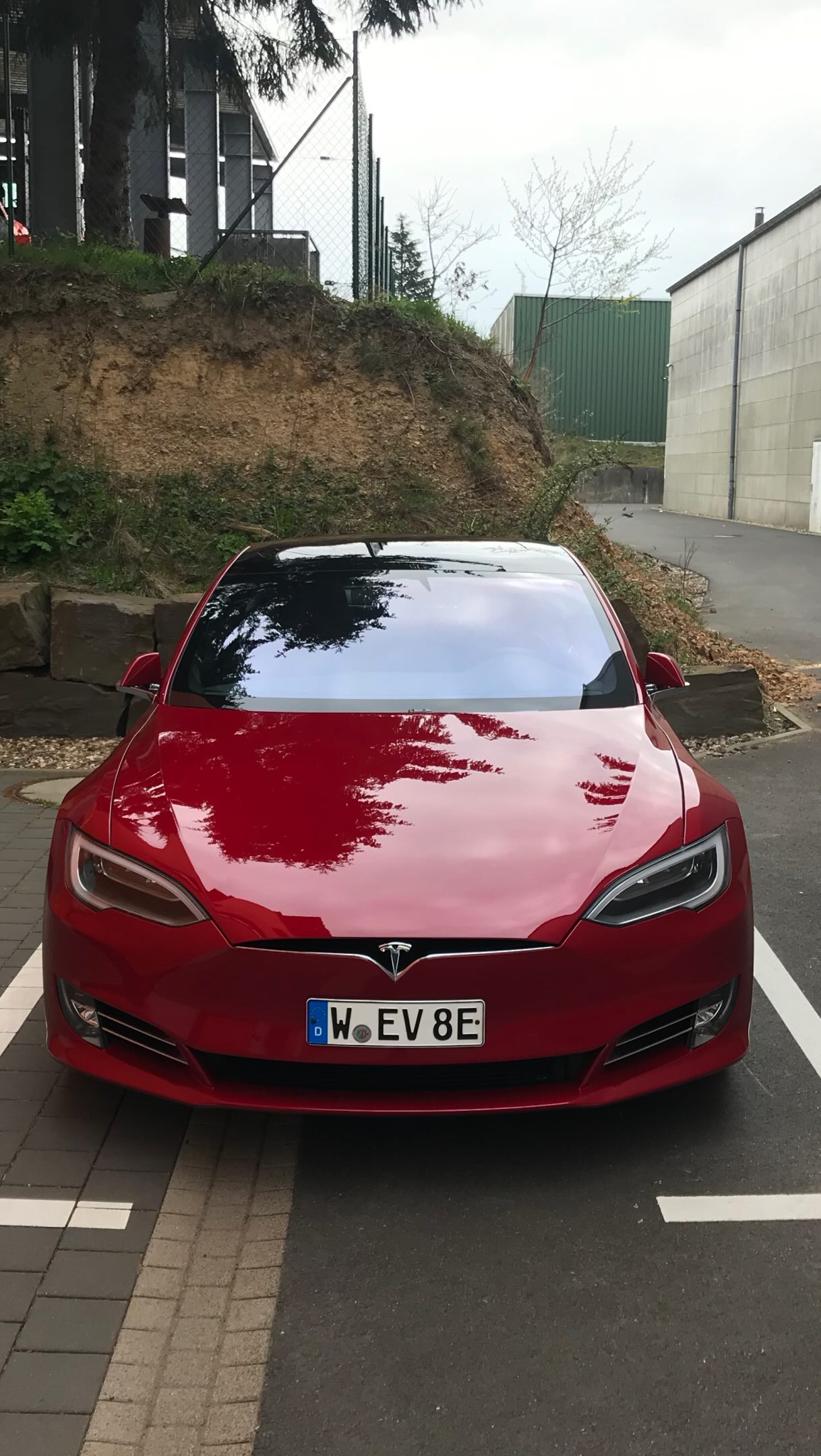 Wieso kauft nicht JEDER ein Elektroauto, wenn die doch so cool sind? 🫣 
#Elektroauto #Verbrenner #Ladeinfrastruktur