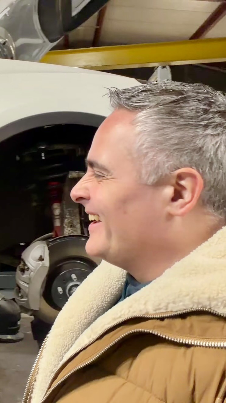 Die Gummilagerung des Tesla Model 3 oben am Schräglenker und das Uniballager am Achsschenkel sind die häufigsten Verschleißteile. Viele Werkstätten tauschen unnötigerweise alle Lenker und verursachen damit unnötig hohe Kosten, sagt Tesla Experte @jp_reifen_rottbitze 
#Model3 #Fahrwerk #Tesla