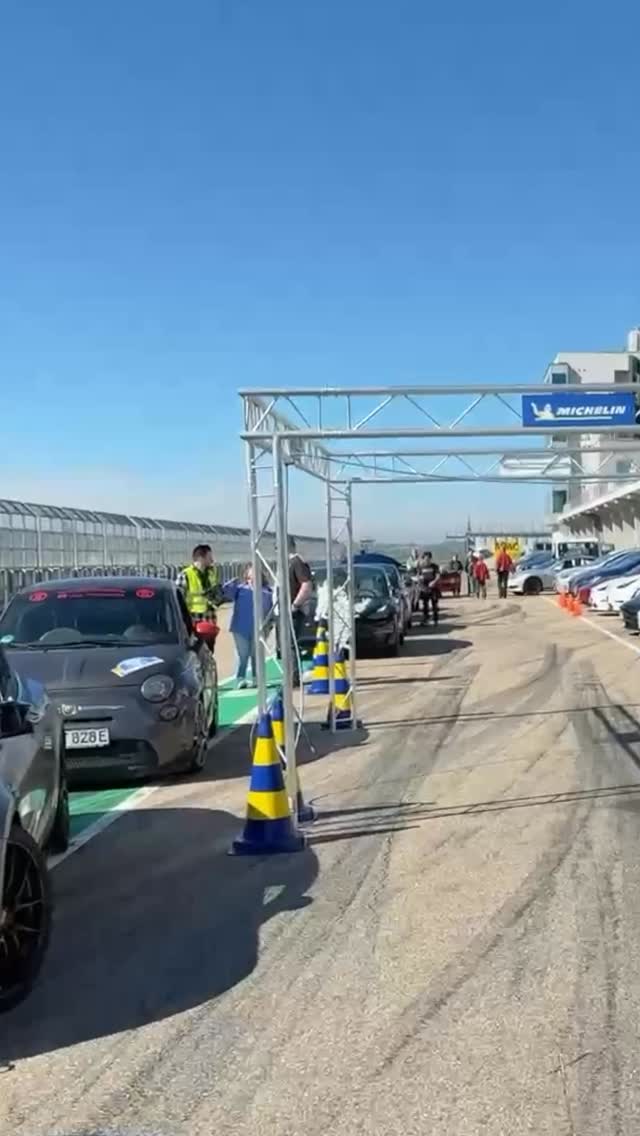 Das Trackday Feeling mit Elektroautos! 🔥 
Featuring: @techniklike @fire_phil_ @silentdrive.de @daniel_mowo @ectech_est2021 @etrackday @tech_nicolas 

#Elektroauto #Trackday #Tesla