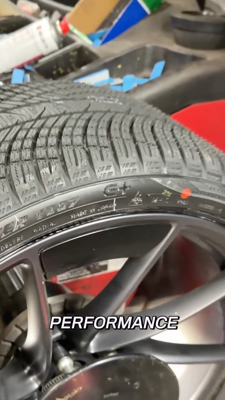 Vorsicht nach der Reifenmontage! Bei Elektroautos mit hohen Drehmomenten kann sich die Felge im Reifen verdrehen, wenn zu früh Vollgas gegeben wird. Bis die Montagepaste trocken bzw. weg ist, daher piano fahren um ein neues Wuchten zu vermeiden. #Reifenmontage #Autotipps #Fahrzeugsicherheit #Autowissen #Montagepaste
@jp_reifen_rottbitze