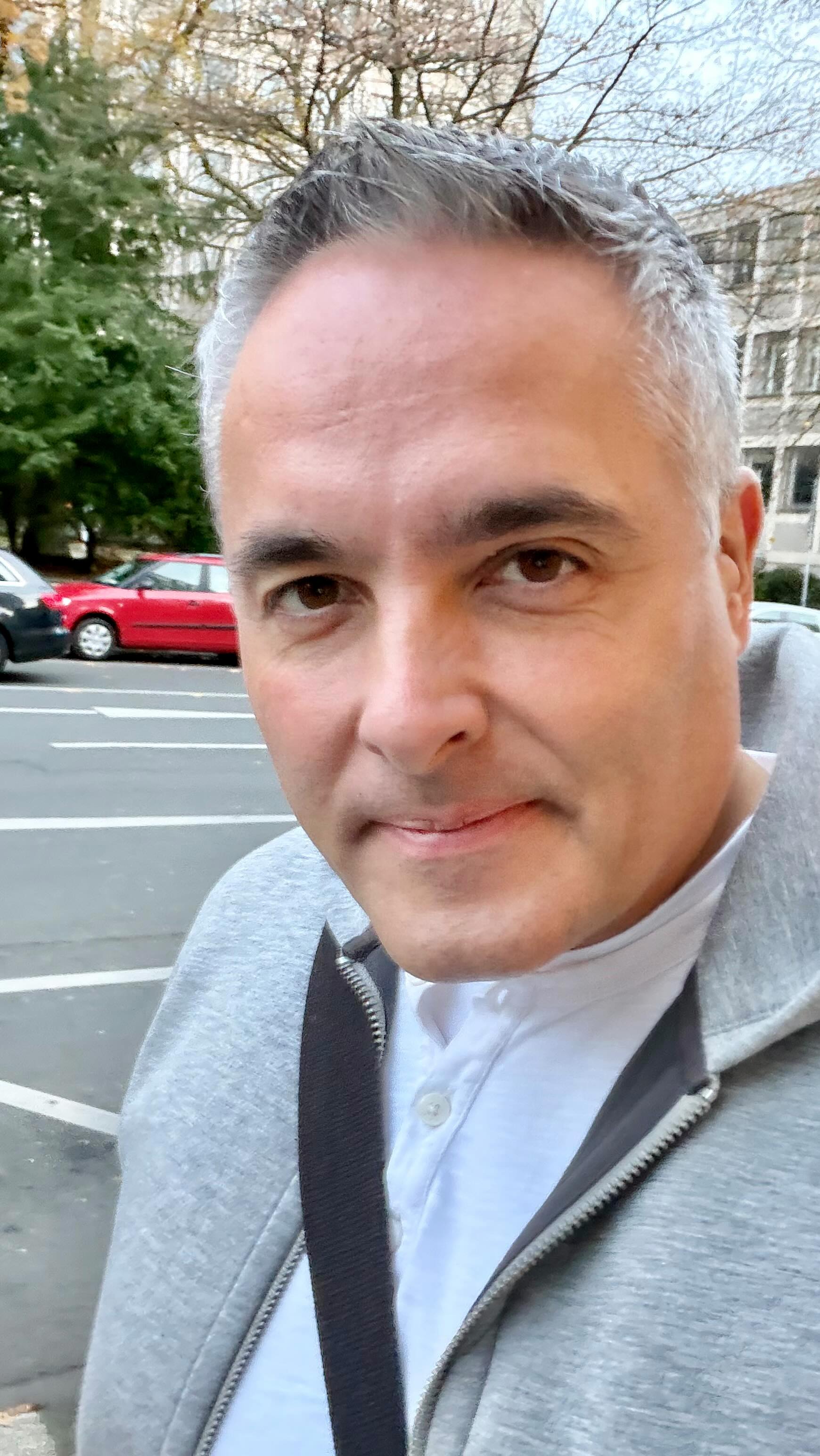 Du wirst es tun, weil es billiger sein wird! 🤷‍♂️
@slag_yt 

#RoboTaxi #Auto #AutonomesFahren