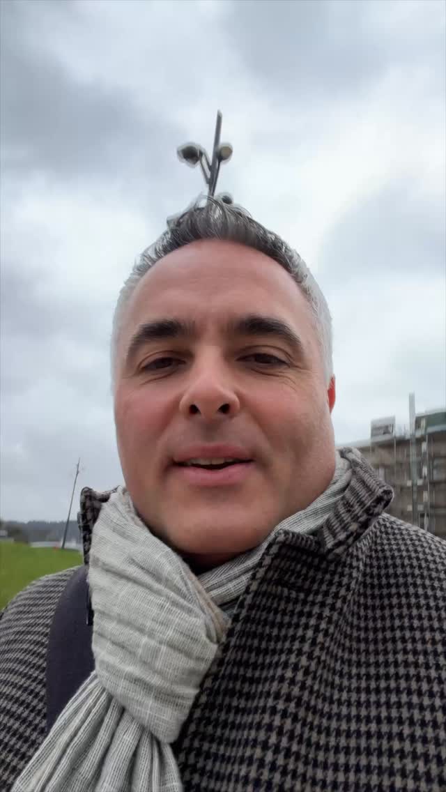 Was haben Roboter eigentlich mit autonomen Autos zu tun? Autonome Autos und humanoide Roboter basieren auf denselben KI-Prinzipien: Lernen durch Imitation menschlichen Verhaltens aus Millionen Videodaten. 
Genau wie wir vom Fahrlehrer lernen, trainiert die KI, an roten Ampeln zu stoppen oder Schilder zu beachten – und das gleiche gilt für Roboter, die Bewegungen wie das Schälen einer Orange nachahmen. 
End-to-End-KI-Systeme, wie bei Tesla, nutzen identische Prozesse: Videodaten werden zu neuronalen Netzen verarbeitet, und der FSD-Computer ist in Auto und Roboter gleich.Tesla's Erfahrungen im Autofahren boosten so die Roboter-Entwicklung – spannend, oder?
 #Roboter #KI #RoboTaxi #Tesla #AutonomesFahren 
@xslater76x